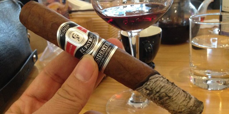 Hướng dẫn cách dập xì gà của người hút xì gà chuyên nghiệp