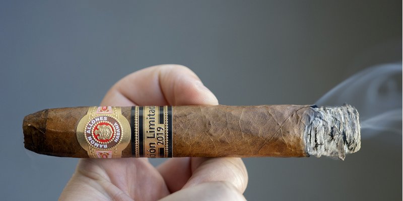 Cách hút Xì Gà đúng cách, chuẩn vị cho người mới bắt đầu