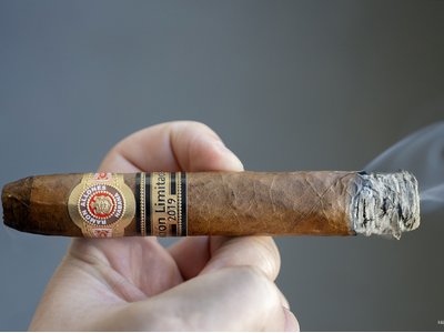 Cách hút Xì Gà đúng cách, chuẩn vị cho người mới bắt đầu