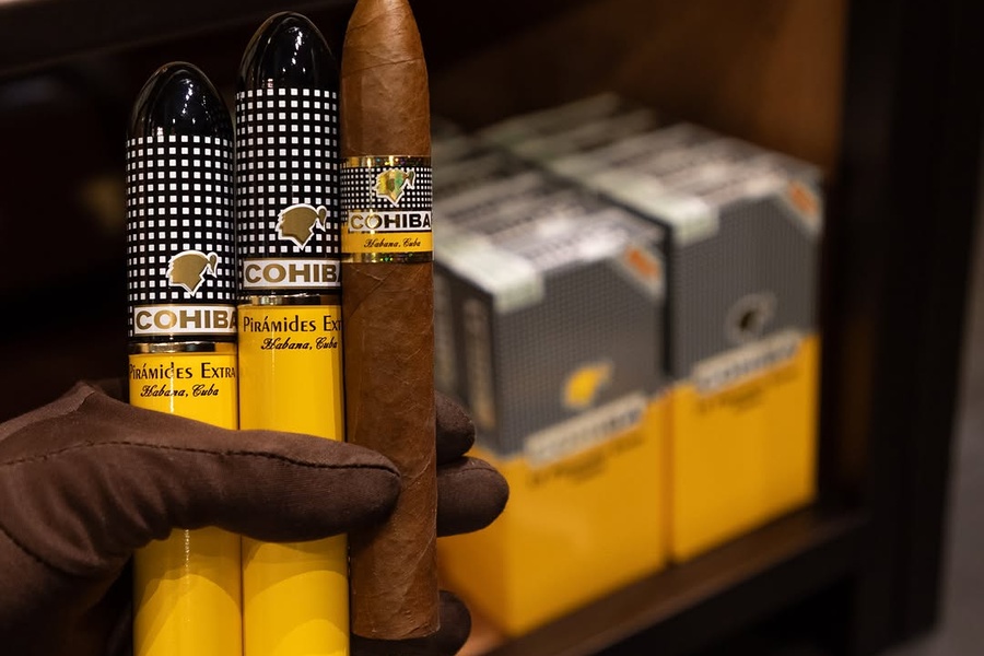 Xì Gà Cohiba - Biểu Tượng Của Đẳng Cấp và Hương Vị Thượng Hạng: Lịch Sử, Tuyệt Tác & Hướng Dẫn Thưởng Thức Chi Tiết