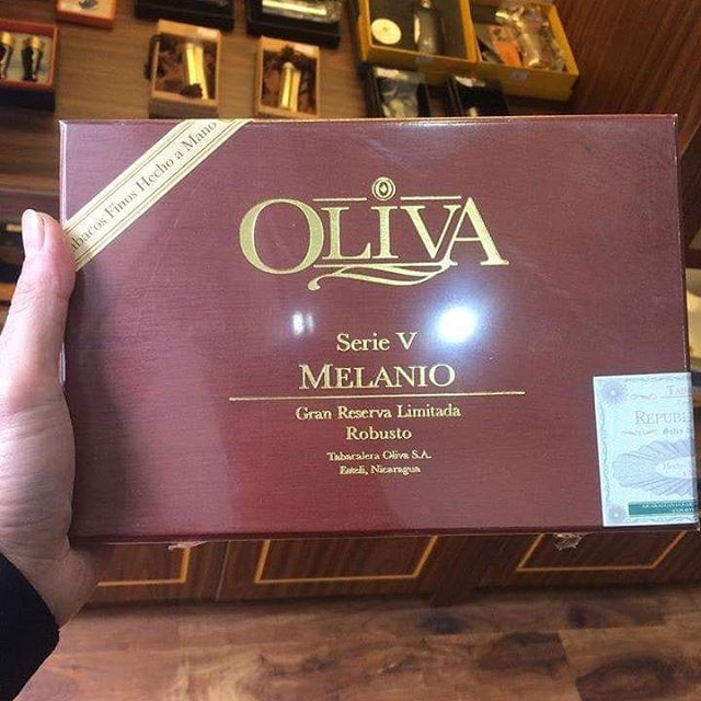 Xì gà Oliva Serie V Melanio Robusto - Hộp 10 điếu