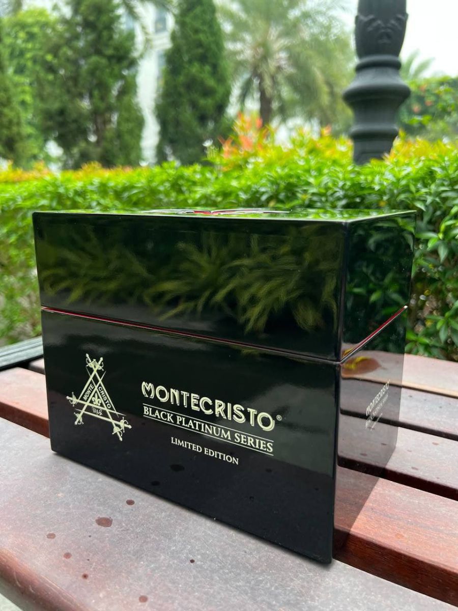 Xì gà Montecristo Black Platinum Series - Hộp 15 điếu