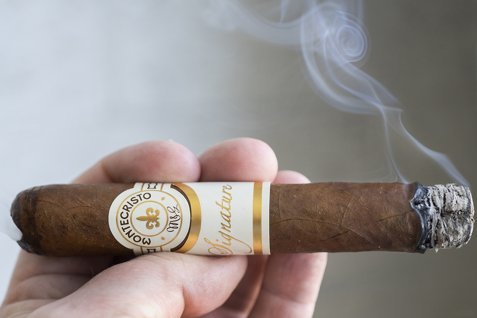 Cách hút xì gà Montecristo 