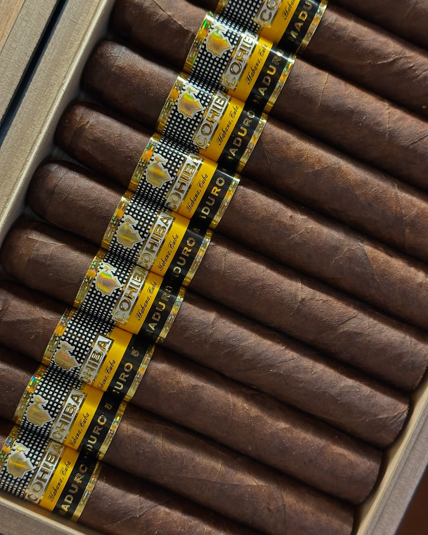 Cohiba Genios Maduro 5: Review Chi Tiết Từ A Đến Z – Đỉnh Cao Của Hương Vị Đậm Đà
