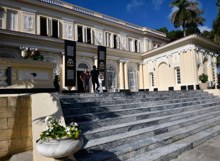 Các Câu Hỏi Thường Gặp Về Xì Gà Cohiba: Giải Đáp Mọi Thắc Mắc