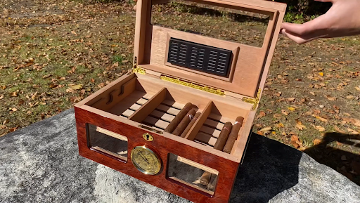 Hộp giữ ẩm xì gà làm từ gỗ cây tuyết tùng