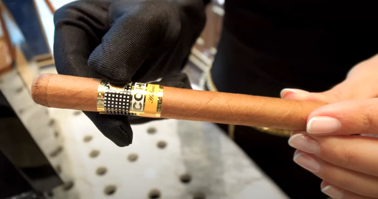 Quan sát lớp vỏ của xì gà cho biết hàng thật hay fake