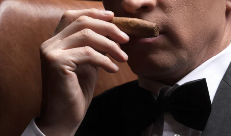 Ngửi mùi hương của xì gà trước khi hút và hương vị sau khi hút 