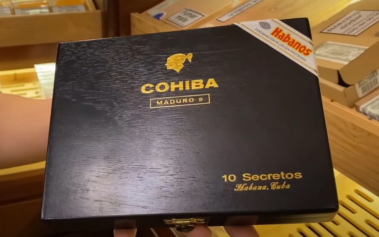 Hộp xì gà được hoàn thiện vô cùng sắc nét các từ chi tiết nhỏ